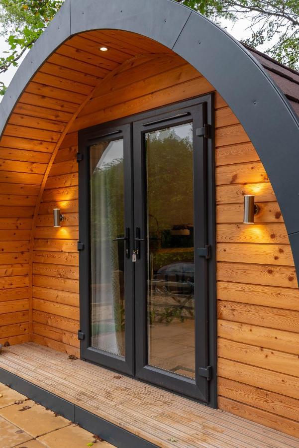 The Plough Inn Cabins Ramsden Exterior photo